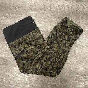 Lululemon crop leggings in camo size 6